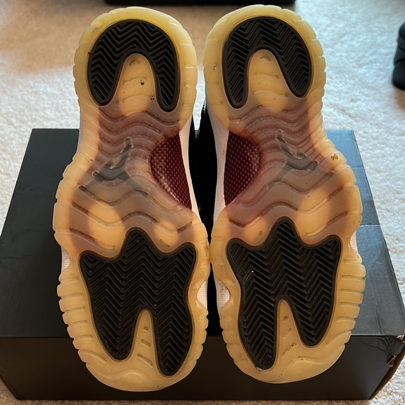 Gently used Jordan Retro 11 72-10 - size 4Y/woman5.5 - Picture 4 of 6